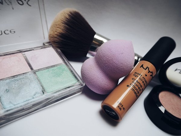 What are the Best Techniques for Waterproofing Makeup for UK's Rainy Days?